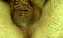 年轻女友在69式性爱姿势中的深喉技巧