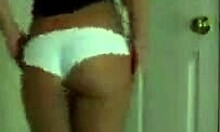 令人惊叹的性感狐狸展示她的白色性感丁字裤