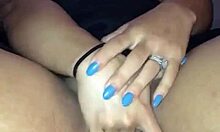 Crystina Rossi用手指刺激她的阴道,展示它有多湿