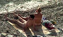 业余情侣决定在海滩上享受一些舒适的时光