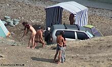 古怪的裸体主义者在摄像机前露营并互相变态