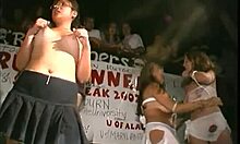 性欲旺盛的派对女孩在舞台上脱衣并表演