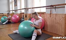 欧洲少女米兰娜·布兰克在健身房里用假阳具自慰