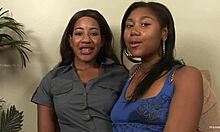 两个黑人女人用假阳具进行女同性恋