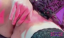 性感的粉色头发的Nina Vicious在完整的情色故事电影预告片中