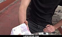 拉丁裔男子在业余视频中为钱提供他的后方