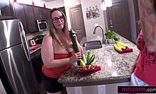 性欲旺盛的妻子在家里沉迷于女同性恋激情 - 创新蔬菜使用续集III