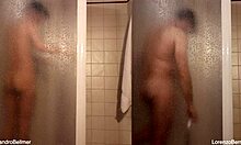 热辣的淋浴会话中与男孩和女孩的双性恋乐趣