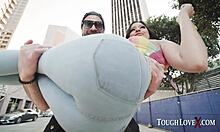 拉丁美女塞雷娜·桑托斯 (Serena Santos) 在 Toughlovex 视频中与两个大阴茎发生冲突