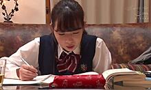 一个迷人的日本青少年在学习时被双重透并多次射精